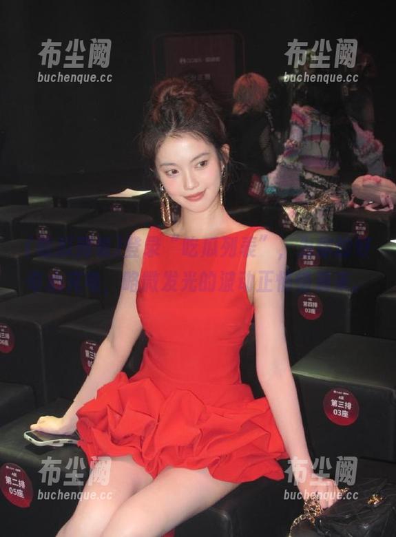 吃瓜列表 登录“吃瓜列表”,为你的好奇心充电,略微发光的波动正悄悄袭来。