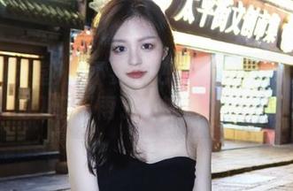 要不要带把伞？“吃瓜天堂”的入口下雨了，都是西瓜汁...
