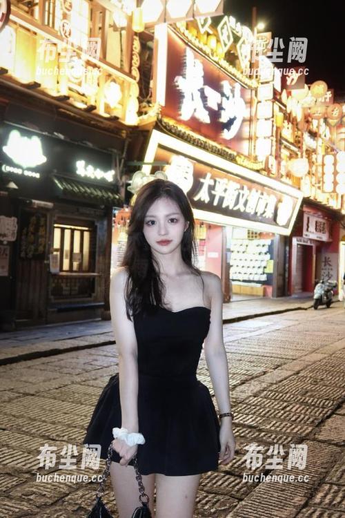 要不要带把伞？“吃瓜天堂”的入口下雨了，都是西瓜汁...
